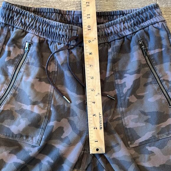 Athleta Farallon Camo Jogger Pant Size 4 - Picture 8 of 11